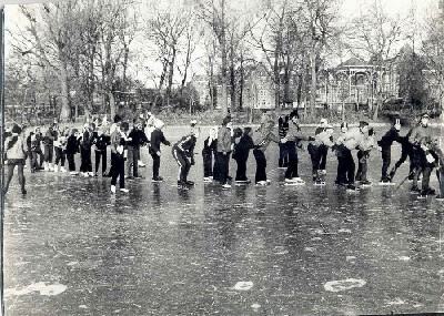 schaatsen in het Oosterpark Douwe en Frans schaatsen in het Oosterpark (1970) 