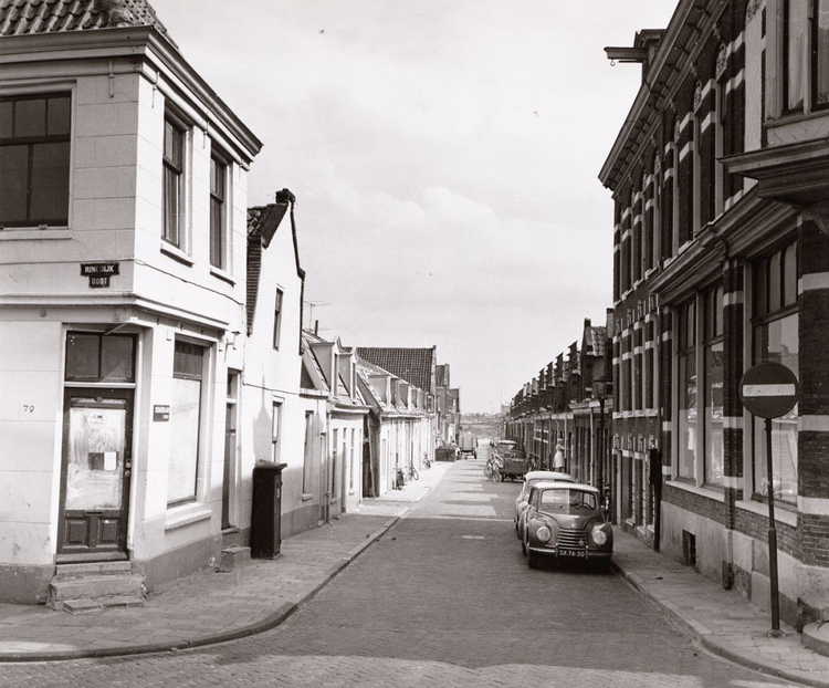 Schagerlaan - 1960 Annie woonde links ongeveer ter hoogte van de donkere deuren. .<br />Foto; Beeldbank Amsterdam 