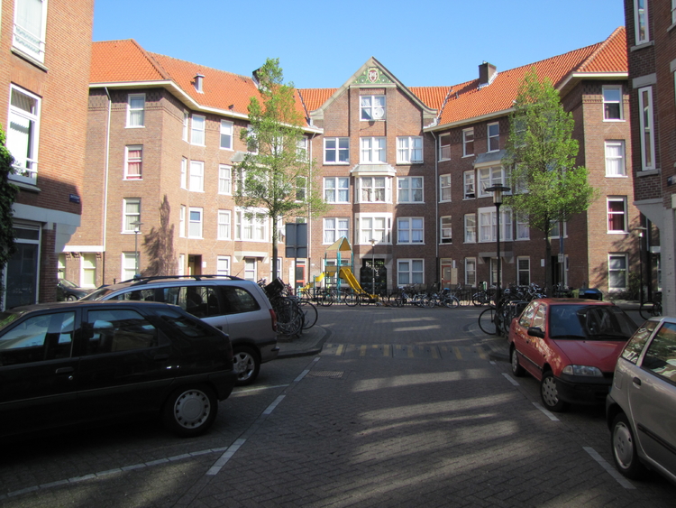 Retiefstraat, 2011. Deze foto, gemaakt door F.Slicht, geeft het huidige beeld van de woningen bij het kleine pleintje in de Retiefstraat. Het torentje is inmiddels verdwenen. 