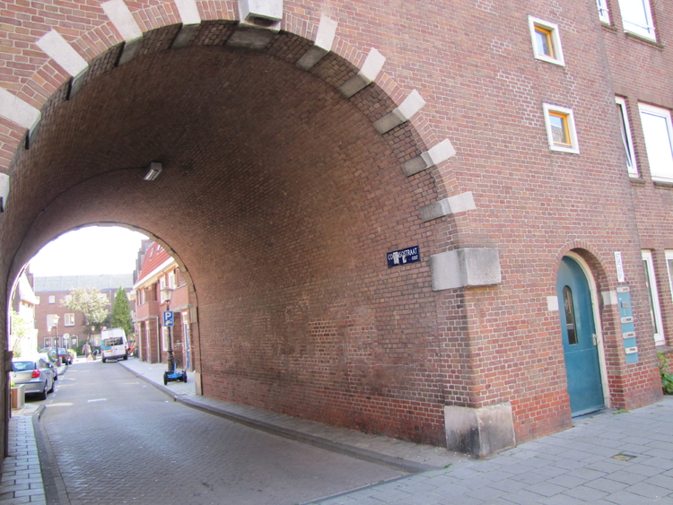 Schalk Burgerstraat. Foto gemaakt in 2011, zichtbaar is het poortje naar de Colensostraat. Rechts van het poortje was de ingang naar nummer 23. <br />Deze foto is gemaakt door F.Slicht. 