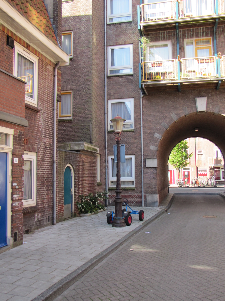 Colensostraat, richting Schalk Burgerstraat. Deze foto uit 2011 toont de achterzijde van de woningen van de Schalk Burgerstraat boven het poortje van de Colensostraat. Foto is gemaakt door F.Slicht. 