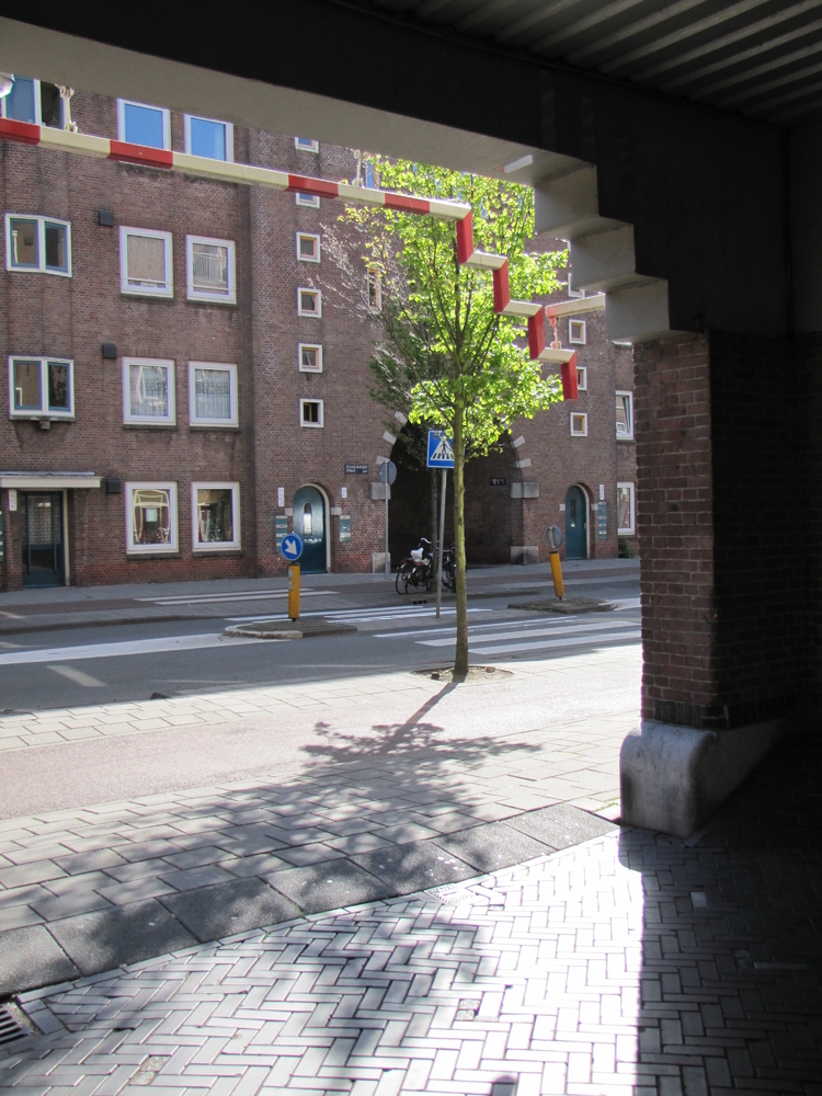 Schalk Burgerstraat 2011. Foto genomen vanuit het poortje (naar de Kraaipanstraat) in de richting van de woning(en) van David en Greetje.<br />Foto gemaakt door F.Slicht. 