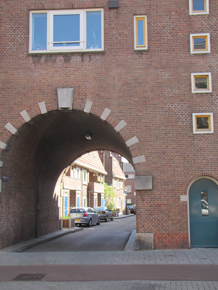 Schalk Burgerstraat. Foto gemaakt in 2011, zichtbaar is het poortje naar de Colensostraat. Rechts van het poortje was de ingang naar nummer 23. <br />Deze foto is gemaakt door F.Slicht. 