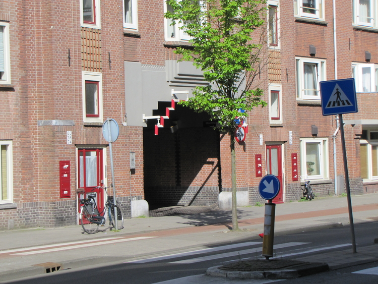 Schalk Burgerstraat 2011. Poortje van de Schalk Burgerstraat naar de Kraaipanstraat. Voor de oorlog zaten hier links en rechts winkeltjes. Foto is gemaakt door F.Slicht. 