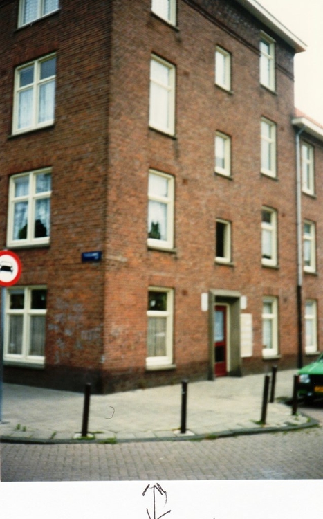 Spitskopstraat 1 huis. Afgebeeld is de woning waar Maurice Ferares is geboren. In de woning had zijn vader een schoenmakerij. Deze foto is gemaakt door Maurice Ferares, begin jaren '60, kort na de renovatie. 