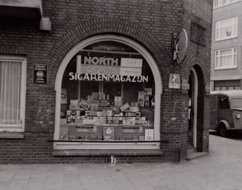  Op de hoek van de Schollenbrugstraat en de Overamstelstraat was een sigarenwinkeltje. (Foto 1967, Gemeente Amsterdam). 