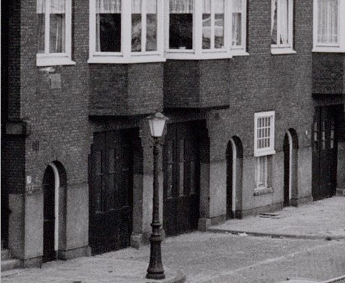  De benedenverdiepingen aan de Schollenbrugstraat waren bestemd voor bedrijven, foto 1974. 
