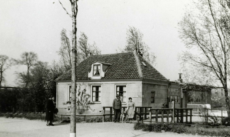 School voor blindegeleidenhonden v.h. Boerderij Middenmeer Middenweg 333 - 1935 .<br />Foto: Beeldbank Amsterdam 