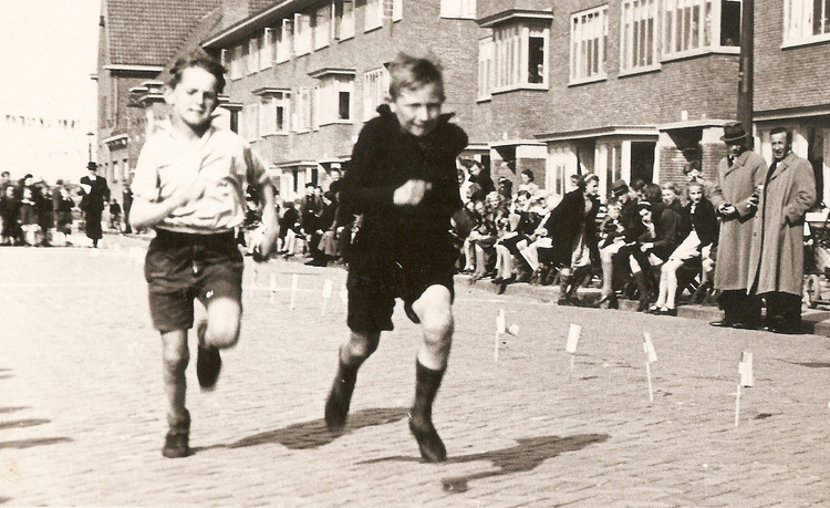  Straatwedstrijd op de Fahrenheitsingel, ca. 1942 met Simon ter Laare en Tijs Bokhorst.<br />Foto: mevr. A.ter Laare 