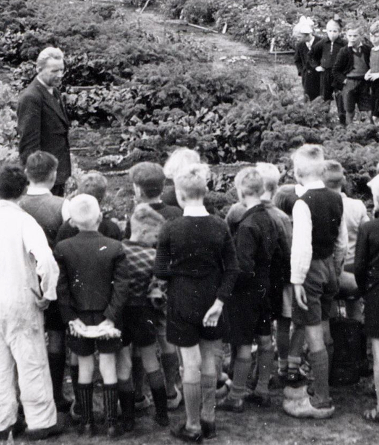 Een detail van bovenstaande foto. Links is Karel Appel (in witte overall) goed te zien. De leider van de schooltuinen is de heer W.Veldkamp. .<br />Foto: Beeldbank Stadsarchief Amsterdam 