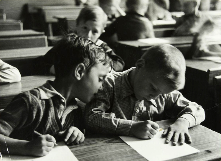 Kinderen met pen en papier in de schoolbank in de klas. .<br />Foto Nationaal Archief Spaarnestad, 1937 Bron: Flickr 