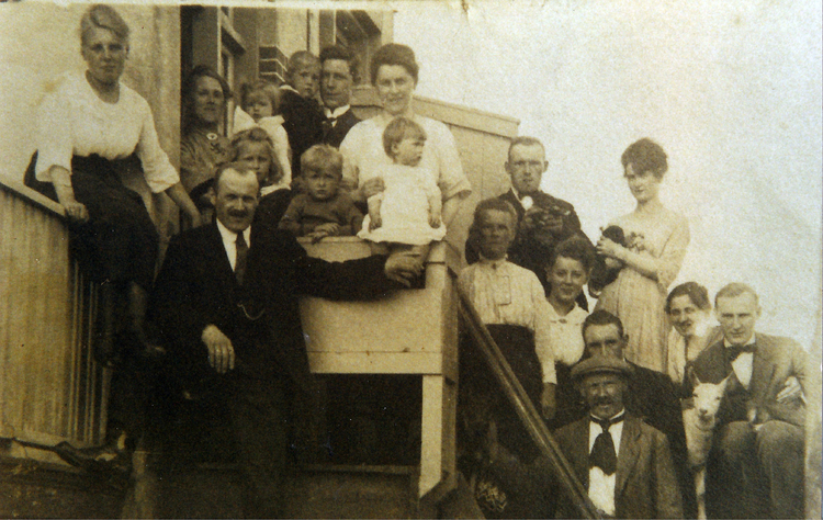 Ringdijk 10 - ± 1920 .<br />4 Generaties Sibbel op de trap aan de achterzijde van het huis.<br />.<br />Foto: Jan van Deudekom 