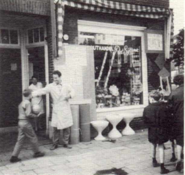 Winkel Javaplein Sijtsma De zaak in 1969. De jongen op de voorgrond is Fred Appels, die boven de zaak woonde. 