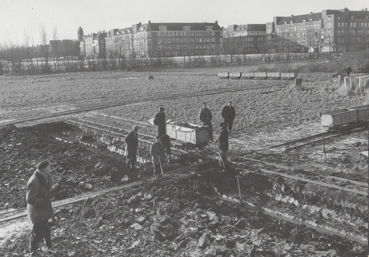 Ruiming Joodse Begraafplaats. Ontruiming Joodse begraafplaats Zeeburg, gezien in de richting van de Insulindeweg op 16 januari 1957. Foto Ben van Meerendonk / AHF, collectie IISG, Amsterdam. Geplaatst met toestemming van het IISG. 