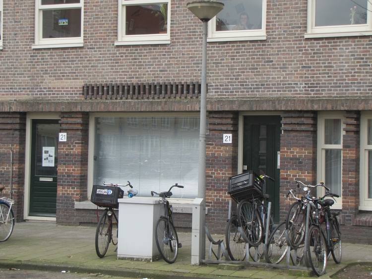 Niasstraat 21. Op deze plek zat vroeger de winkel van Wijnands. Foto is gemaakt in maart 2013. 