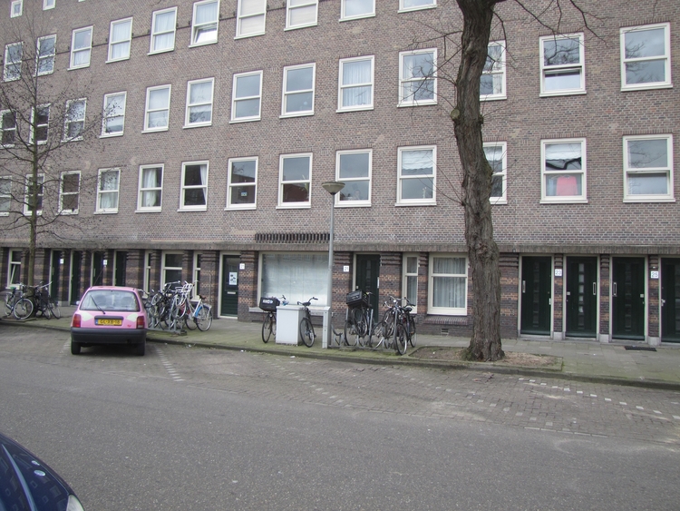 Niasstraat. Op nummer 21 zta vroeger de winkel van Wijnands.Foto: Frits Slicht (mrt. 2013). 