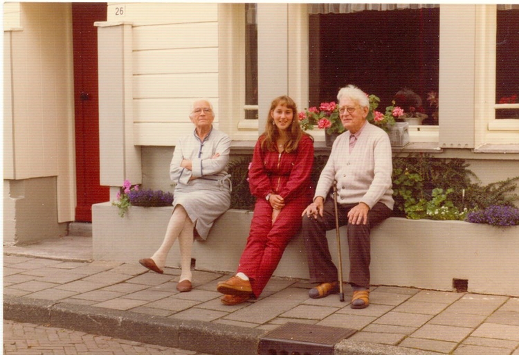  De Sikkelstraat 24 waar Fred een tijd gewoond heeft. (foto uit 1981). Op de foto de ouders van Fred Fritschy met Klaske uit Friesland. De deur links is van de buren. <br />(foto Fred Fritschy). 