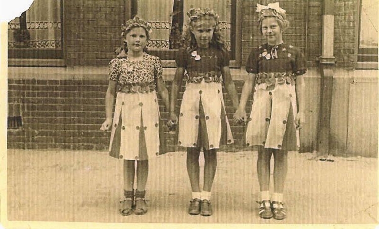  Juli 1949: de Oranje Vrijstaatschool viert haar 30-jarig bestaan. V.l.n.r. Erica Ahlers, Anneke Pees en Silvia Andrée. 