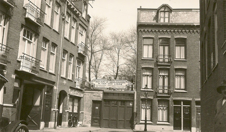 Drukkerij H. v.d. Linde Simon Stevinstraat 12a - ± 1940  <p>.<br />
<em>Klik rechts bovenaan op de foto en de foto wordt vergroot weergegeven.</em><br />
Foto: familie Jan van Deudekom ©</p>