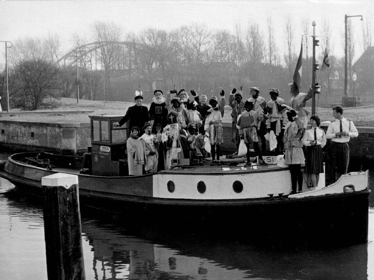 sinterklaas 1963 De Sinterklaasviering werd in 1963 groots aangepakt, op een heuse boot kwam Sinterklaas naar het clubhuis. Op de achtergrond is de brug naar Schellingwoude zichtbaar. 