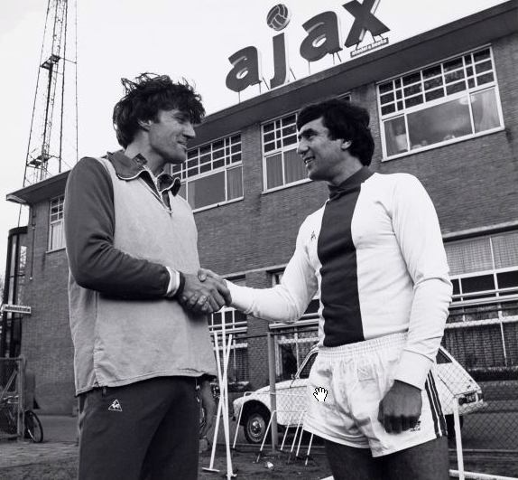 Ruud Krol en Sjaak Swart bij zijn afscheid in 1981 .<br />Foto; Beeldbank Amsterdam 