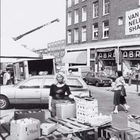 Sloop dappermarkt 1981 De Dappermarkt in 1981. De sloop is begonnen. De oude etalages van  Abra zijn er nog.Foto van Martin Alberts, Stadsarchief Amsterdam. 
