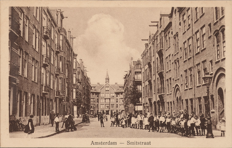 Smitstraat Deze foto dateert van 1934. Op de foto de Smitstraat met rechts de Oranje-Vrijstaatschool. Uitgave Boekhandel van Utteren, Amsterdam.<br />Bron: Beeldbank, Stadsarchief Amsterdam 