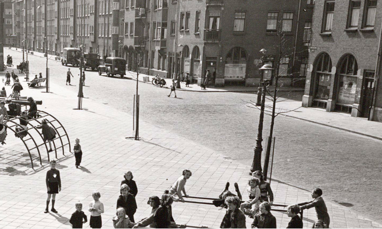 Smitstraat 42 (hoek) - ± 1950 .<br />//Foto: Beeldbank Amsterdam** 