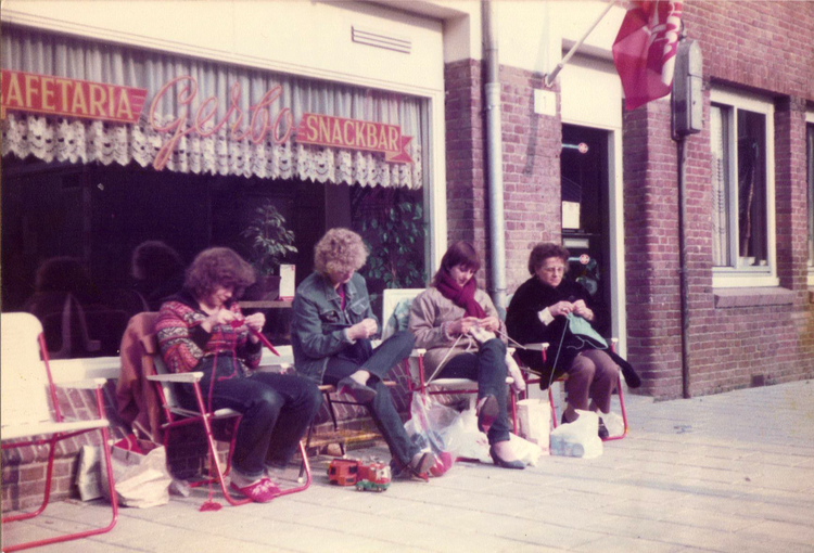 De la Reijstraat 01  - ± 1980 Was toen Snackbar Gerbo (voorheen Flippie). Is nu een kinderdagverblijf<br />.<br />Foto: Bea Lageveen 