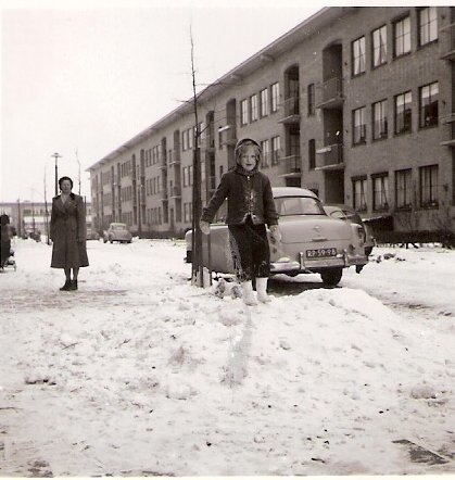Sneeuwpret in de Eisingastraat. Ria v.d.Stam met op de achtergrond haar moeder. Waarschijnlijk genomen in de winter van 1956. 