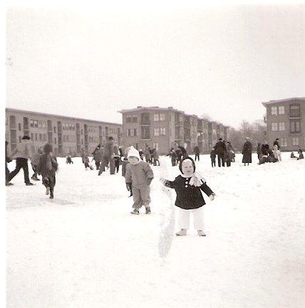 Sneeuwpret op 'het landje'. En in de winter was het natuurlijk een prachtig sneeuwgebied. Mijn zusje Loes en broertje Hans staan op de voorgrond. <br />Foto: Ria v.d.Stam 