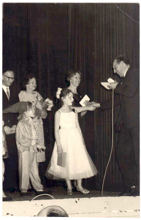 Sneeuwwitje Na de voorstelling bedankt (waarnemend) voorzitter Krol de leiding. Verder staan op de foto: Hr. de Groot, dames de Groot en Swager, kabouter = Willie Koning, elfje = Marianne Vlaming (omstreekt 1963). 