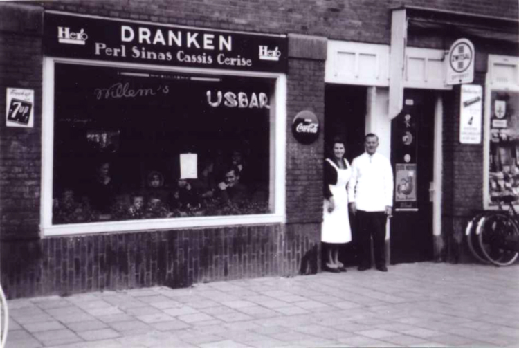 De ijswinkel van tante Jopie en ome Willem in de Soembawastraat - ± 1961 .<br />Foto: Henk Kreuger 