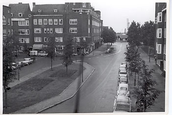  De Soembawastraat omstreeks 1960: toen nog vol met winkels.Foto uit privébezit Hannie. 