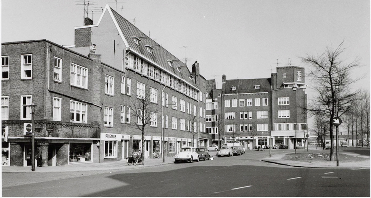 Soembawastraat - 1969.Hier reden we om het pleintje heen en daarna rechtsaf de Zeeburgerdijk op. ,<br />Foto: Beeldbank Amsterdam 