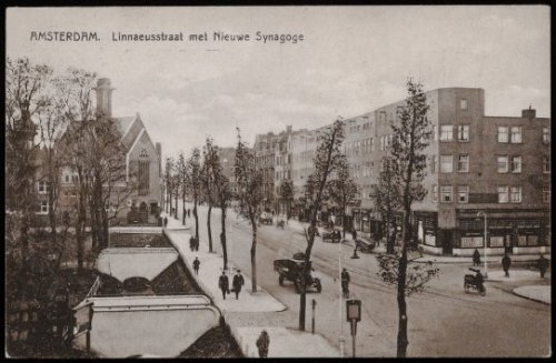 Linnaeusstraat met links de Nieuwe Synagoge en rechts de Tugulaweg. Deze prentbriefkaart is gemaakt door: Rembrandt Uitgevers Maatschappij (uitgever), uit de Collectie Stadsarchief Amsterdam, Beeldbank, datering 1934 