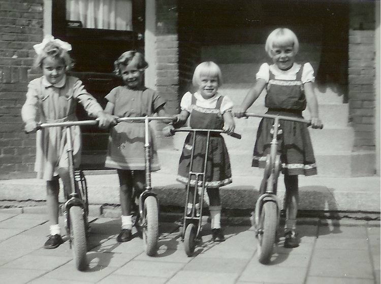 Speelgoed kinderkoekenpannetje op het petroleumstel Vonnie, Lottie, Hennie en Carla (1954) 