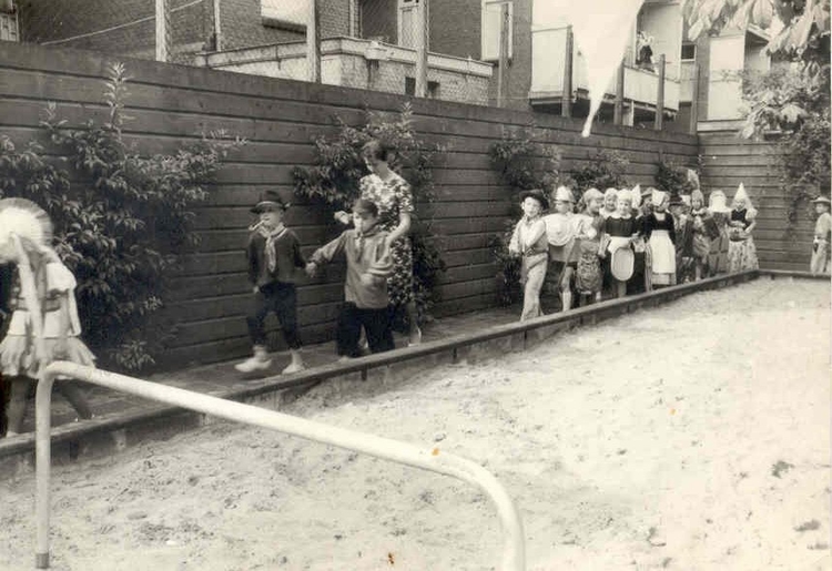 Kleuterschool2 1962: de laatste dag van de kleuterschool wordt gevierd. 