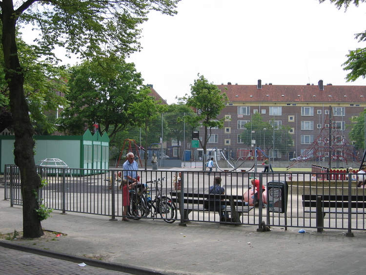 De speeltuin in 2009 Deze foto van de speeltuin in de Joubertstraat dateert van juni 2009. Het is opnieuw een speelplek voor kinderen. Dat het altijd zo mag (moet!) blijven.<br />Foto gemaakt door de schrijver. 