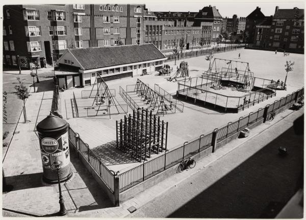 Speeltuin Joubertstraat 1953.  <p>Nog een foto van de speeltuin.<br />
Foto: Stadsarchief Amsterdam</p>