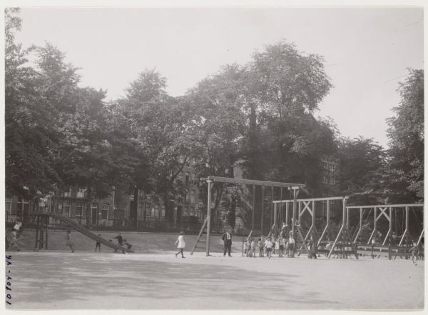   <p>Speeltuin Oosterpark (1932).<br />
Foto: Beeldbank Stadsarchief Amsterdam</p>