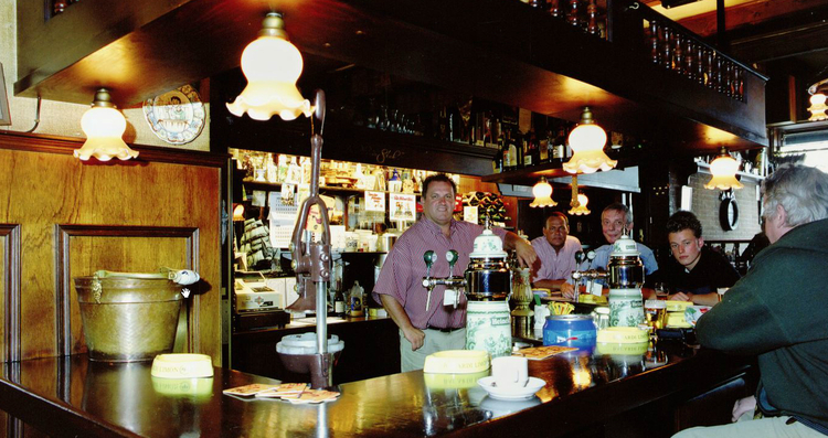 Dapperstraat 92 - 2002 .<br />Achter de bar Paul Hoekman, de eigenaar.<br />.<br />Foto: Beeldbank Amsterdam 