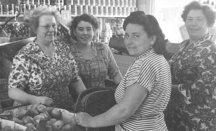  1e Oosterparkstraat 102, 1942, van links naar rechts: schoonmoeder van Stien, Stien en twee klanten 