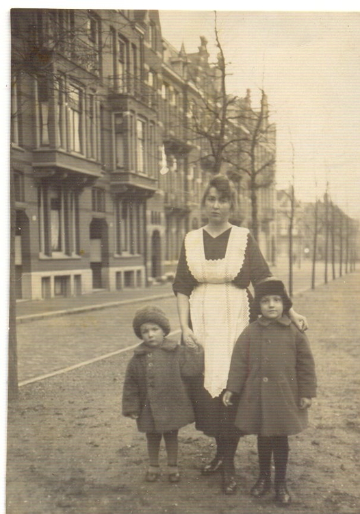  Foto uit 1925. De kleine Henk de Koning met zijn broertje en hun Duitse dienstbode Erna. Ze staan op het 1e gedeelte van de Linnaeusparkweg bij de Linnaeuskade.<br />(foto Henk de Koning) 