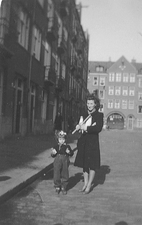  Hannie in de Majubastraat, 1945 