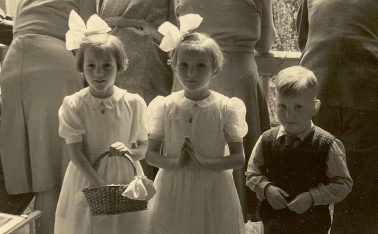  De Eerste Heilige Communie van mijn zus Thecla op 3 mei 1951. In 1965 werden nog dezelfde strikken gedragen. 