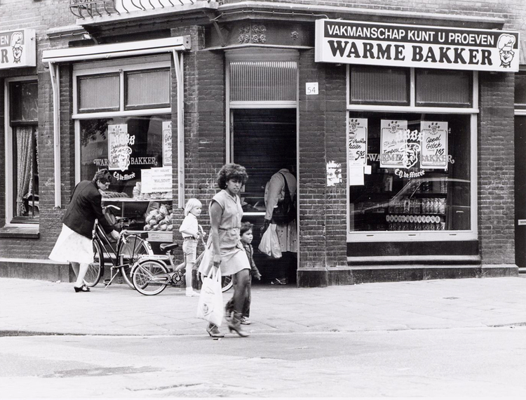 Sumatrastraat 54 - 1982 .<br />Foto: Beeldbank Amsterdam<br />Klik rechts bovenaan op de foto en de foto wordt vergroot weergegeven. .<br />Foto: Beeldbank Amsterdam 