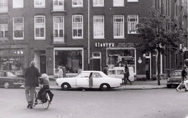 Tapijtwinkel Sumatrastraat 68 - 1972 .<br />Klik rechts bovenaan op de foto en de foto wordt vergroot weergegeven.<br />Foto: Beeldbank Amsterdam .<br />Foto: Beeldbank Amsterdam 