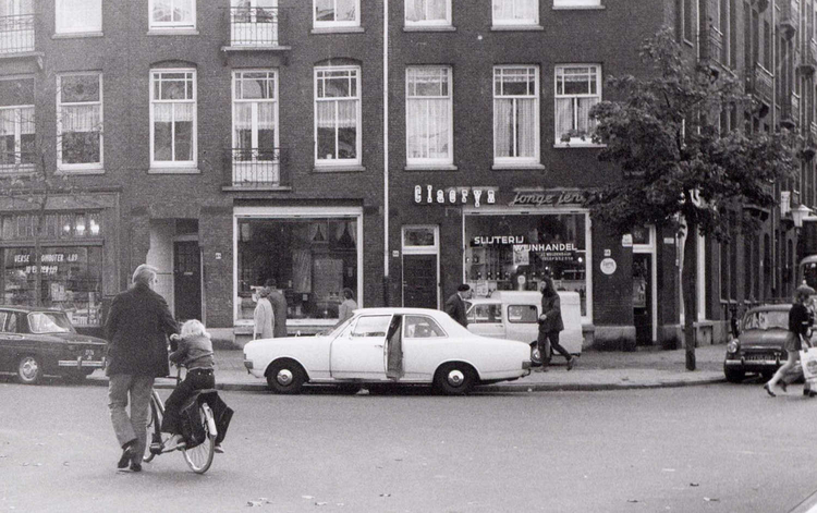 Sumatrastraat 66 - 68 - 1972 .<br />Klik rechts bovenaan op de foto en de foto wordt vergroot weergegeven.<br />Foto: Beeldbank Amsterdam .<br />Foto: Beeldbank Amsterdam 