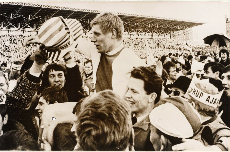 Supporters nemen Tonnie Pronk op de schouders na AJAX-BENFICA - 1969 .<br />Foto: Beeldbank Amsterdam 